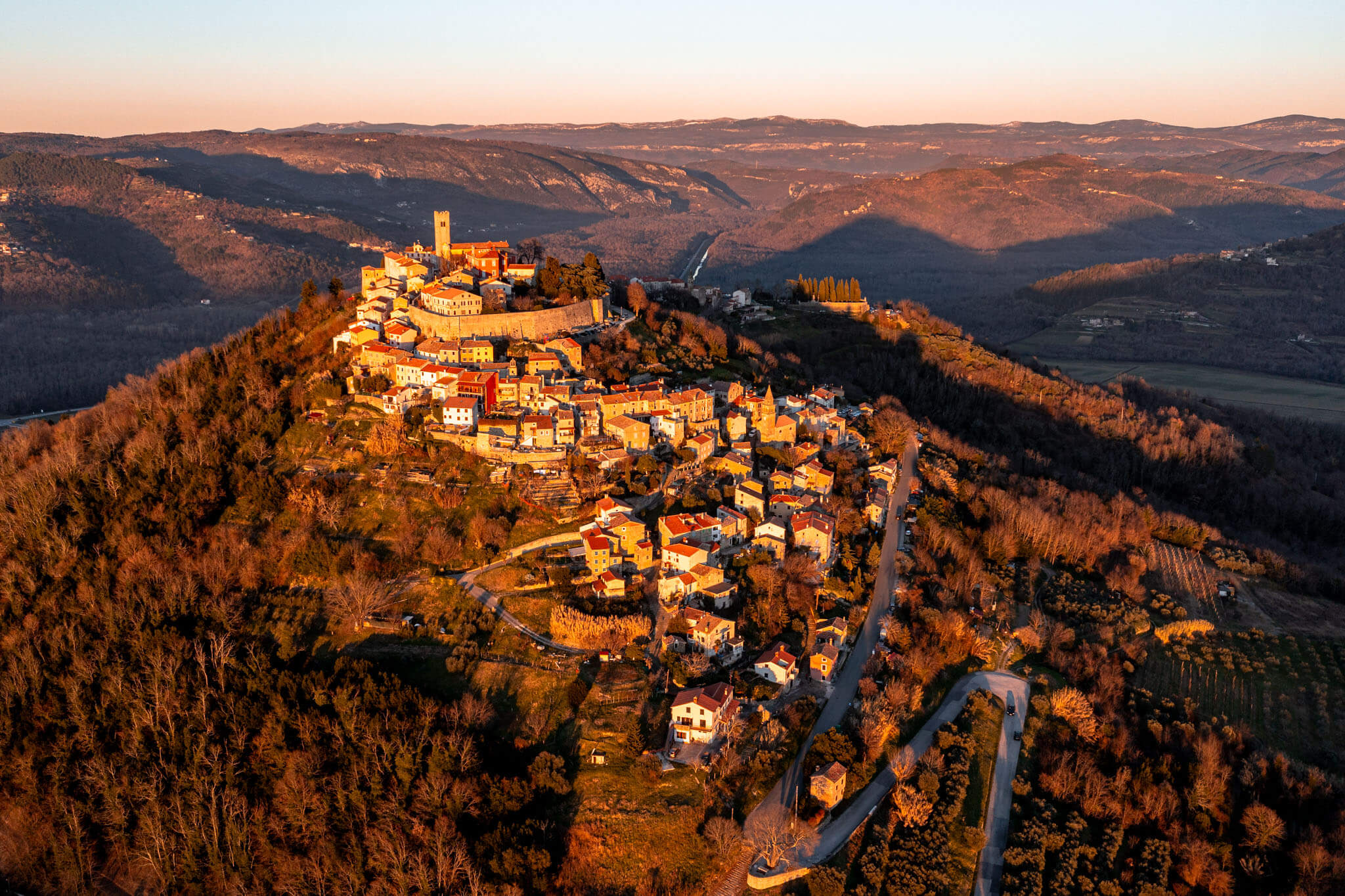 Motovun při východu slunce z ptačí perspektivy