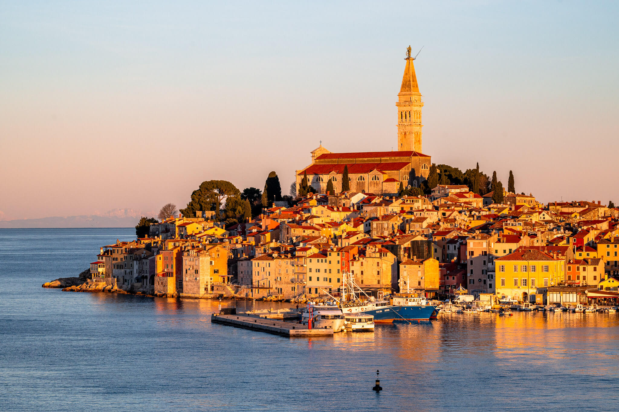 Výhled na Rovinj při východu slunce