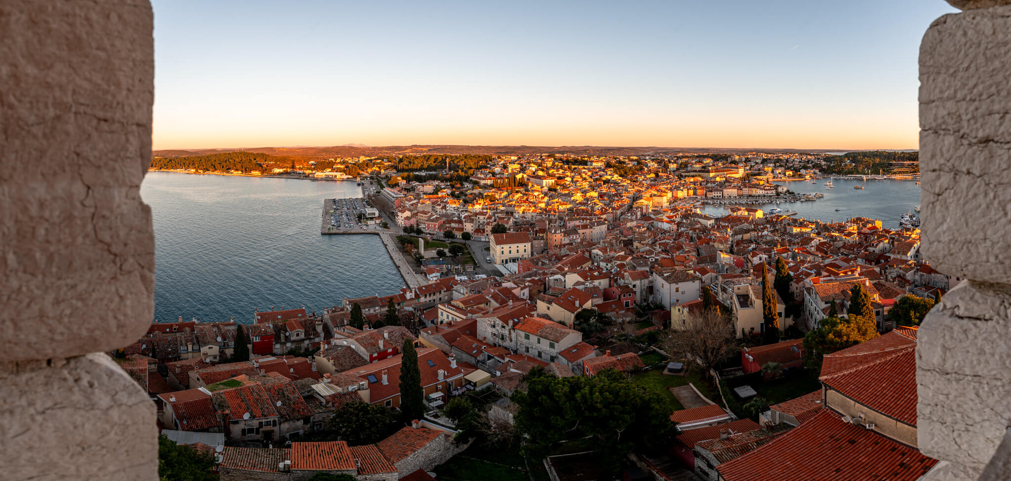 Pohled na Rovinj z kostela sv. Eufemie při západu slunce